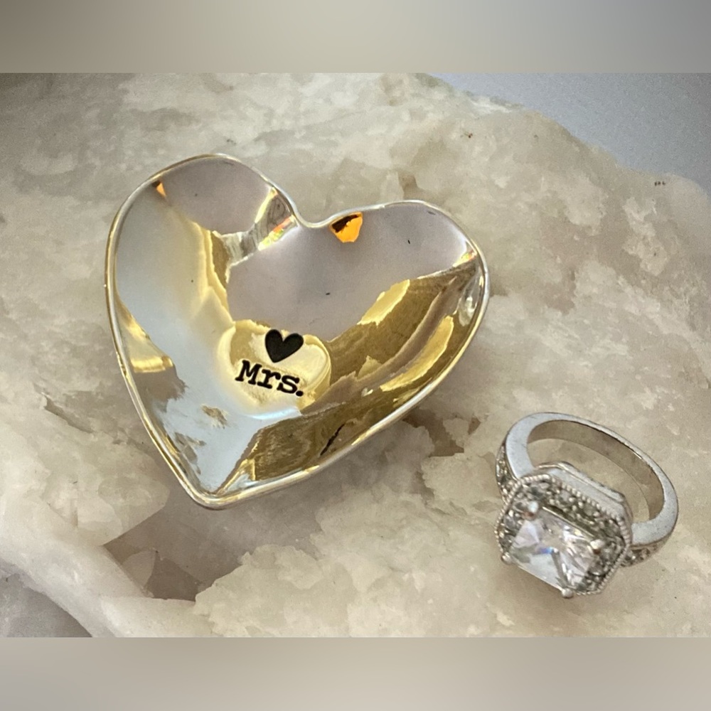 “Mrs” Ring Holder